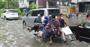 ঢাকায় ঝুম বৃষ্টিতে জলজট, ভোগান্তি চরমে