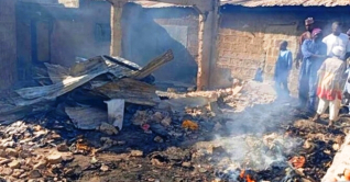 নাইজেরিয়ায় স্কুলে আগুন লেগে ১৭ শিশুর মৃত্যু নাইজেরিয়ায় স্কুলে আগুন লেগে ১৭ শিশুর মৃত্যু