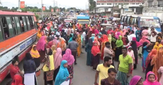বকেয়া বেতনের দাবিতে পোশাক শ্রমিকদের সড়ক অবরোধ বকেয়া বেতনের দাবিতে পোশাক শ্রমিকদের সড়ক অবরোধ