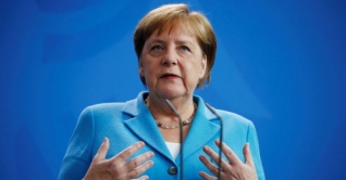 অ্যাস্ট্রাজেনেকার ভ্যাকসিন নিতে প্রস্তুত মেরকেল অ্যাস্ট্রাজেনেকার ভ্যাকসিন নিতে প্রস্তুত মেরকেল