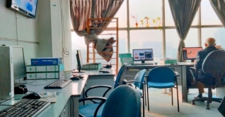 অর্ধেক জনবলে চলছে অফিস