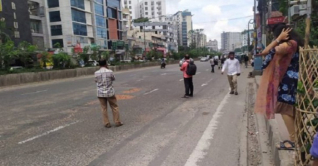 সড়কে গণপরিবহন সংকট, ভোগান্তিতে অফিসগামী মানুষ সড়কে গণপরিবহন সংকট, ভোগান্তিতে অফিসগামী মানুষ