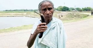 করোনা সন্দেহে মাকে ঘরছাড়া করলো ছেলেরা