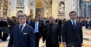 পোপ ফ্রান্সিসের কফিনে প্রধান উপদেষ্টার শ্রদ্ধা পোপ ফ্রান্সিসের কফিনে প্রধান উপদেষ্টার শ্রদ্ধা