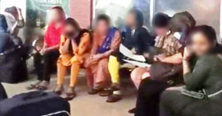 ভারত থেকে ফিরলেন পাচারের শিকার ৯ বাংলাদেশি নারী ভারত থেকে ফিরলেন পাচারের শিকার ৯ বাংলাদেশি নারী