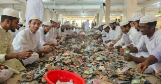 পাগলা মসজিদে এবার মিলেছে রেকর্ড ২৮ বস্তা টাকা পাগলা মসজিদে এবার মিলেছে রেকর্ড ২৮ বস্তা টাকা