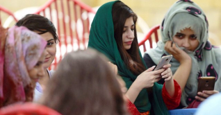 ভয়াবহ বিদ্যুৎ সংকট, পাকিস্তানে বন্ধ হতে পারে মোবাইল সেবা