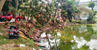 ঢাকা কলেজের পুকুর থেকে নেওয়া হচ্ছে পানি ঢাকা কলেজের পুকুর থেকে নেওয়া হচ্ছে পানি