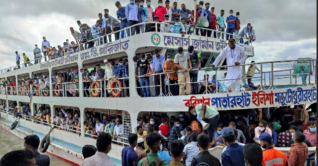 সদরঘাটে যাত্রীদের উপচেপড়া ভিড়