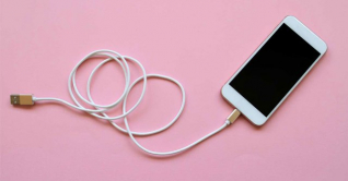 চার্জার ছাড়াই স্মার্টফোনে চার্জ দেওয়ার ৬ উপায় চার্জার ছাড়াই স্মার্টফোনে চার্জ দেওয়ার ৬ উপায়