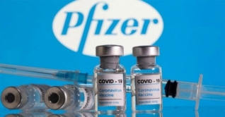 যুক্তরাষ্ট্রে প্রথম পূর্ণ অনুমোদন পেল ফাইজারের কোভিড টিকা যুক্তরাষ্ট্রে প্রথম পূর্ণ অনুমোদন পেল ফাইজারের কোভিড টিকা