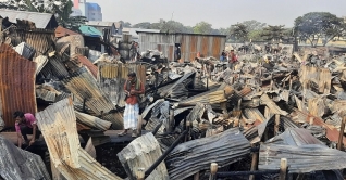 টঙ্গীতে আগুনে বস্তির হাজারের বেশি ঘর পুড়ে ছাই