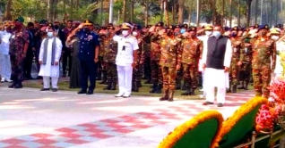 পিলখানা হত্যাকাণ্ডে শহীদদের প্রতি শ্রদ্ধা নিবেদন