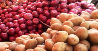 আলু-পেঁয়াজের ঝাঁজ বাড়ছেই আলু-পেঁয়াজের ঝাঁজ বাড়ছেই