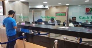 ৪ দিন পর খুলেছে ব্যাংক, বীমা ও শেয়ারবাজার, গ্রাহক উপস্থিতি কম