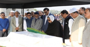 বাপ্পির প্রতি প্রধানমন্ত্রীর শ্রদ্ধা নিবেদন বাপ্পির প্রতি প্রধানমন্ত্রীর শ্রদ্ধা নিবেদন