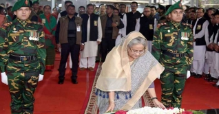 বঙ্গবন্ধুর প্রতিকৃতিতে প্রধানমন্ত্রীর শ্রদ্ধা বঙ্গবন্ধুর প্রতিকৃতিতে প্রধানমন্ত্রীর শ্রদ্ধা