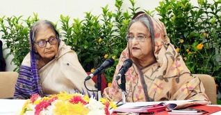 আগুন লাগলে সেলফি না তুলে এক বালতি পানি আনুক : প্রধানমন্ত্রী