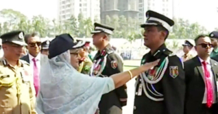 বিপিএম-পিপিএম পদক পরিয়ে দিলেন প্রধানমন্ত্রী