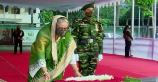 ধানমন্ডিতে বঙ্গবন্ধুর প্রতিকৃতিতে প্রধানমন্ত্রীর শ্রদ্ধা