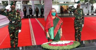 স্বাধীনতা দিবসে জাতির পিতার প্রতিকৃতিতে প্রধানমন্ত্রীর শ্রদ্ধা