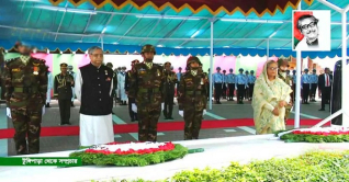 বঙ্গবন্ধুর সমাধিতে রাষ্ট্রপতি ও প্রধানমন্ত্রীর শ্রদ্ধা