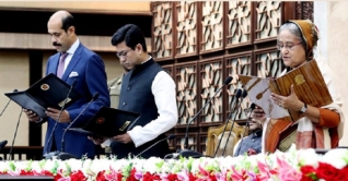 তাপস ও আতিককে শপথ পড়ালেন প্রধানমন্ত্রী তাপস ও আতিককে শপথ পড়ালেন প্রধানমন্ত্রী