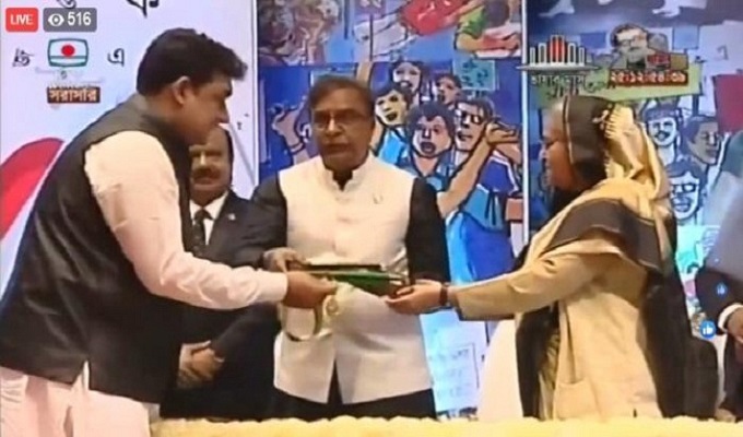 একুশে পদক প্রদান করলেন প্রধানমন্ত্রী