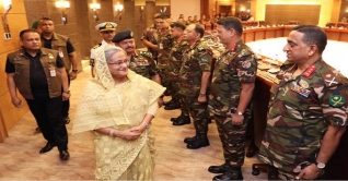 সেনাবাহিনীকে জনগণের পাশে দাঁড়াতে হবে : প্রধানমন্ত্রী সেনাবাহিনীকে জনগণের পাশে দাঁড়াতে হবে : প্রধানমন্ত্রী