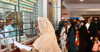 ১০ টাকায় টিকিট কেটে চোখ পরীক্ষা করালেন প্রধানমন্ত্রী