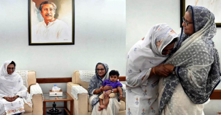 প্রধানমন্ত্রীকে জড়িয়ে কাঁদলেন জাওয়াদের মা প্রধানমন্ত্রীকে জড়িয়ে কাঁদলেন জাওয়াদের মা