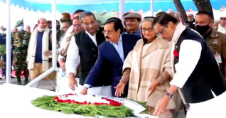 আ.লীগের নতুন কমিটি নিয়ে বঙ্গবন্ধুর সমাধিতে প্রধানমন্ত্রীর শ্রদ্ধা