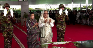 ধানমন্ডিতে জাতির পিতার প্রতিকৃতিতে প্রধানমন্ত্রীর শ্রদ্ধা