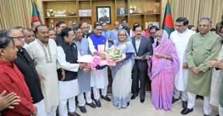 গণভবনে ফুলেল ভালোবাসায় সিক্ত শেখ হাসিনা