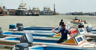 কালবৈশাখী ঝড়ে উত্তাল পদ্মা, লঞ্চ-স্পিডবোট বন্ধ