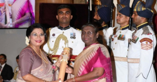 ‘পদ্মশ্রী’ গ্রহণ করলেন রেজওয়ানা চৌধুরী বন্যা ‘পদ্মশ্রী’ গ্রহণ করলেন রেজওয়ানা চৌধুরী বন্যা