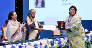 ৫ নারীর হাতে ‘রোকেয়া পদক’ তুলে দিলেন প্রধানমন্ত্রী