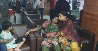 কান্না থামছে না নিহত পুলিশ সদস্য সুমনের স্ত্রী-মেয়ের কান্না থামছে না নিহত পুলিশ সদস্য সুমনের স্ত্রী-মেয়ের