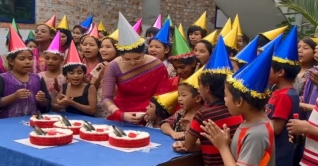 জন্মদিনে সুবিধাবঞ্চিত শিশুদের সঙ্গে পরীমনি