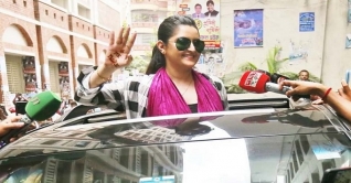 আবারও মেহেদি হাতে বার্তা দিলেন পরীমনি আবারও মেহেদি হাতে বার্তা দিলেন পরীমনি