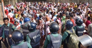 আজও সড়কে পোশাক শ্রমিকরা, গাজীপুরে ২০ কারখানা ছুটি