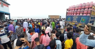 লকডাউনে গ্রামে ছুটছে মানুষ, মাওয়া-শিমুলিয়ায় যাত্রীর চাপ লকডাউনে গ্রামে ছুটছে মানুষ, মাওয়া-শিমুলিয়ায় যাত্রীর চাপ