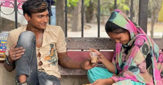 বাধা হয়নি দারিদ্র, আফজল-সাবিনার প্রেমকাহিনি এখন ভাইরাল বাধা হয়নি দারিদ্র, আফজল-সাবিনার প্রেমকাহিনি এখন ভাইরাল