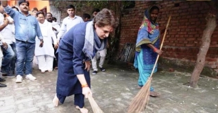 পরিচ্ছন্নতা অভিযানে অংশ নিলেন প্রিয়াংকা গান্ধী 