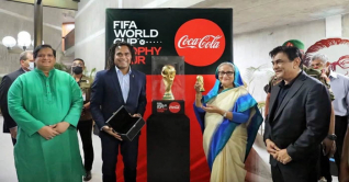 ফিফা বিশ্বকাপ ট্রফির সঙ্গে প্রধানমন্ত্রী ফিফা বিশ্বকাপ ট্রফির সঙ্গে প্রধানমন্ত্রী