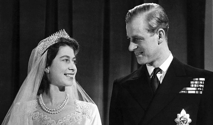 বিয়ের দিনরানি এলিজাবেথের সঙ্গে প্রিন্স ফিলিপ। —ফাইল চিত্র।