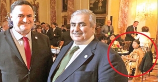 ইসরায়েলি পররাষ্ট্রমন্ত্রীর পেছনে প্রিয়া সাহার ছবি, সমালোচনার ঝড় ইসরায়েলি পররাষ্ট্রমন্ত্রীর পেছনে প্রিয়া সাহার ছবি, সমালোচনার ঝড়