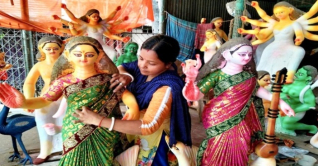 দুর্গাপূজা: ব্যস্ত সময় পার করছেন প্রতিমা তৈরির কারিগররা