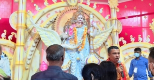 ঢাবির জগন্নাথ হলে অঞ্জলিতে বিদ্যাদেবীর আরাধনা ঢাবির জগন্নাথ হলে অঞ্জলিতে বিদ্যাদেবীর আরাধনা