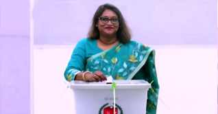 মায়ের সঙ্গে ভোট দিলেন পুতুল